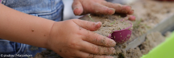 garten sandkasten hände