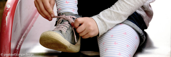 Kind Schuhe binden